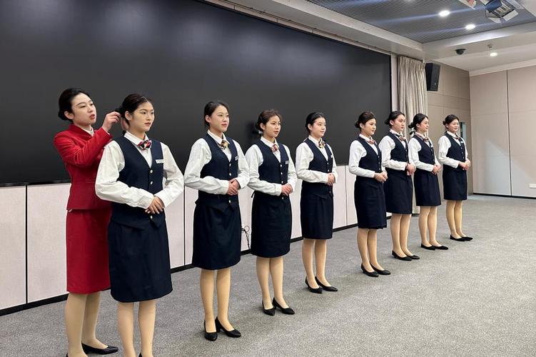 海洋旅游學(xué)院禮儀志愿者 以專(zhuān)業(yè)與熱情服務(wù)兩會(huì)